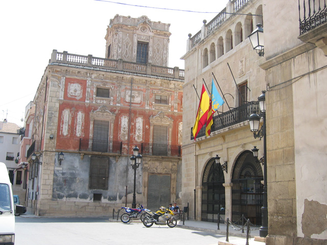 Ayuntamiento y antigua casa de la familia Torró