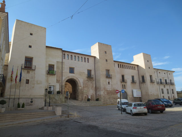 Palacio-castillo de los Milà i Aragó